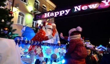 По традиции, каждый год в Гродно в преддверии новогодних праздниках проходит шествие Дедов Морозов и Снегурочек